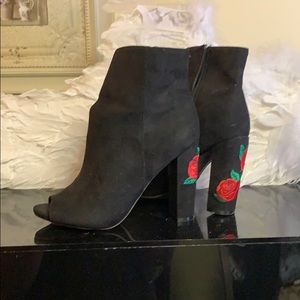 Black peak toe high-heeled booty